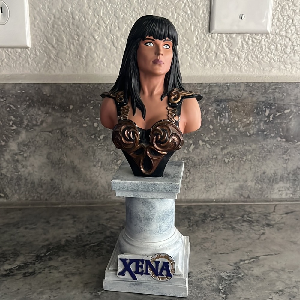 NIB XENA COLD CAST PORCELAIN STATUE